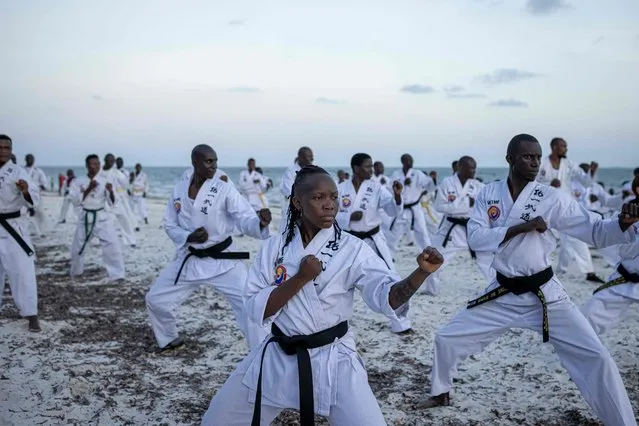 Athletes perform at a beach exhibition ahead of the 10th Mombasa Open Tong-IL Moo-Doo International Martial Arts Championship 2022, in Mombasa, Kenya, on December 15, 2022. The coastal city will be hosting this martial arts championship over the weekend, with athletes representing 28 different countries. (Photo by Patrick Meinhardt/AFP Photo)