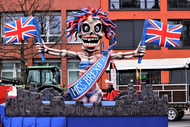 A carnival float depicting “Miss Brexit 2023” is seen before the start of the “Rosenmontag” (Rose Monday) carnival parade in Duesseldorf, Germany on February 20, 2023. (Photo by Thilo Schmuelgen/Reuters)