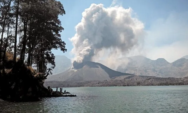 Volcanic ash is seen during an eruption inside the crater of Mount Rinjani on the Indonesian island of Lombok October 25, 2015 in this photo taken by Antara Foto. (Photo by Lalu Edi/Reuters/Antara Foto)