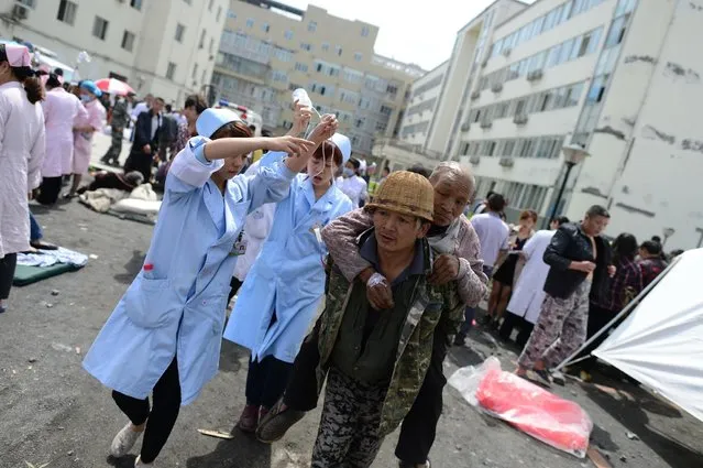 Injured people receive medical treatment at the People's Hospital after a strong magnitude earthquake hit Lushan county, Sichuan province, April 20, 2013, in this picture provided by Xinhua. The earthquake hit on Saturday morning, killing at least 102 people and injuring about 2,200. (Photo by Jiang Hongjing/Reuters/Xinhua)