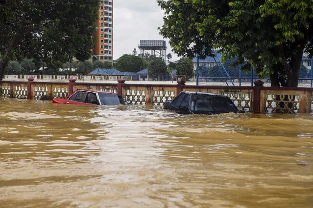 Cars submerged by floodwater in the Kota Bharu district of Kelantan, Malaysia, 28 December 2014. The  Malaysian government described this flood as the worst in 30 years, at least five people were killed and more than 118,000 people have sought shelter in the hundreds of evacuation centers opened by the government. (Photo by Azhar Rahim/EPA)