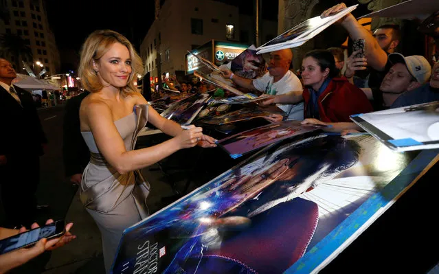 Cast member Rachel McAdams signs autographs at the premiere of “Doctor Strange” in Hollywood, California U.S., October 20, 2016. (Photo by Mario Anzuoni/Reuters)