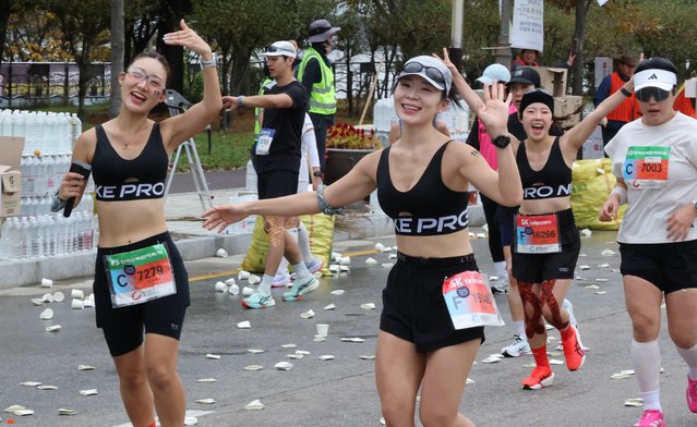 “We've reached 40km.” – Participants run at the 40km mark of the 2025 Chosun Ilbo Chuncheon Marathon, held in Chuncheon, Gangwon Province, South Korea on the afternoon of the October 26, 2025. (Photo by Park Seong-won)
