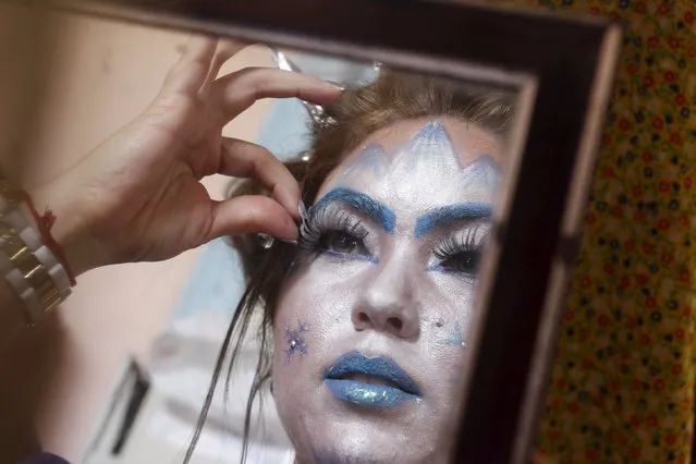 Erica Rubio gets ready to perform in a school of theatre, makeup and hair styling graduation contest in Havana, November 16, 2015. (Photo by Reuters/Stringer)