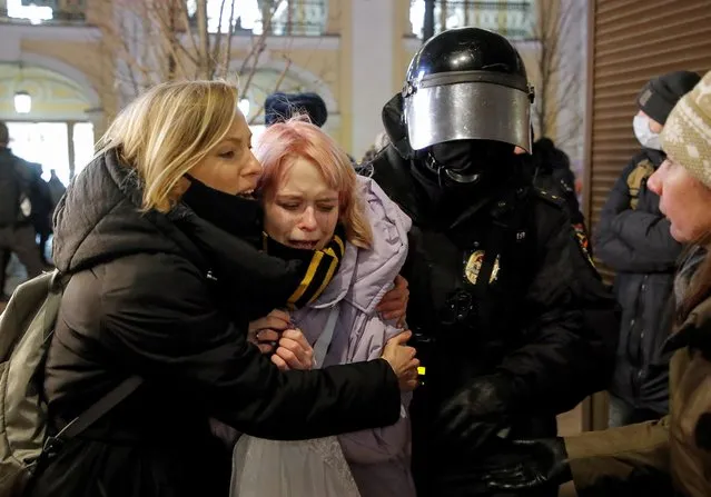 Police officers detain a woman during a protest against Russia's invasion of Ukraine in central Saint Petersburg on March 2, 2022. Jailed Kremlin critic Alexei Navalny on March 2 urged Russians to stage daily protests against Moscow's invasion of Ukraine, saying the country should not be a “nation of frightened cowards” and calling Vladimir Putin “an insane little tsar”. (Photoby Reuters/Stringer)