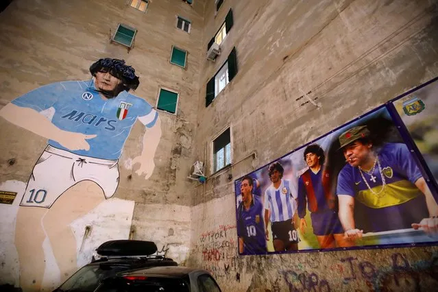 A mural of Argentine soccer legend Diego Maradona is seen in the Spanish Quarter of Naples after the announcement of his death, in Naples, Italy, November 25, 2020. (Photo by Ciro De Luca/Reuters)