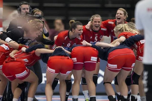 Norway's players celebrate their victory after their World Women's Handball Championship quarter final match against Montenegro in Kolding, December 16, 2015. (Photo by Frank Cilius/Reuters/Scanpix Denmark)