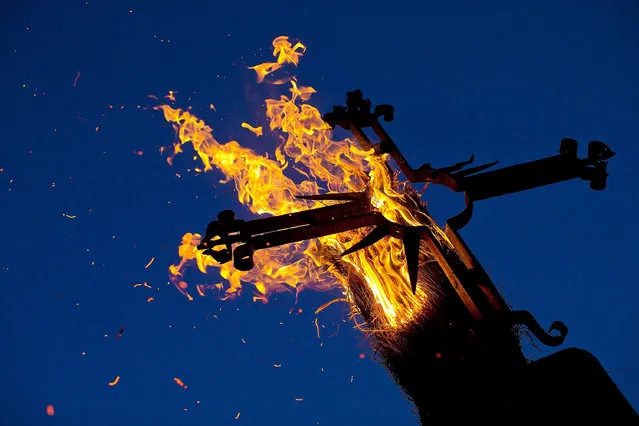 A burning broom fires lied on a crucifix at Constitution Square during the “Los Escobazos” Festivial on December 7, 2014 in Jarandilla de la Vera, Spain. The origin of this festival is unconfirmed. Most believe that it comes from when goat shepherds came down from the mountains to celebrate the Virgin's Conception Day (December 8th) the night before.  In order to see, they would light some branches of a brush called “Escobones” (Brooms).(Photo by Gonzalo Arroyo Moreno/Getty Images)