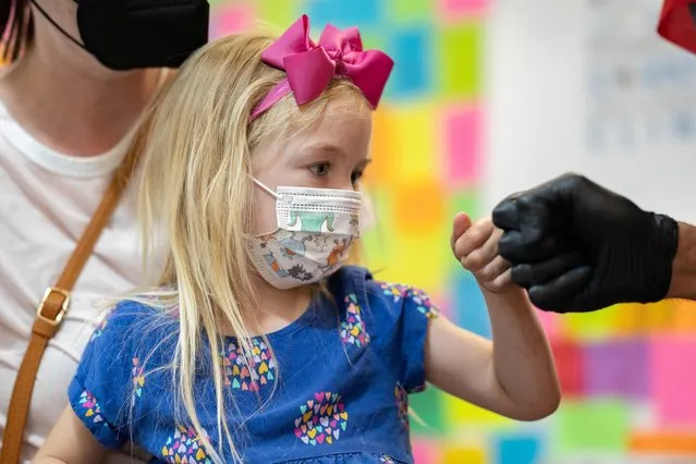 Emelia Glenn, 3, gives a fist bump after receiving the Moderna coronavirus disease (COVID-19) vaccine at Skippack Pharmacy in Schwenksville, Pennsylvania, U.S., June 20, 2022. (Photo by Hannah Beier/Reuters)