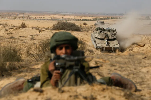 An Israeli soldier from the Desert Reconnaissance takes part in a drill near Kissufim in southern Israel November 29, 2016. (Photo by Amir Cohen/Reuters)