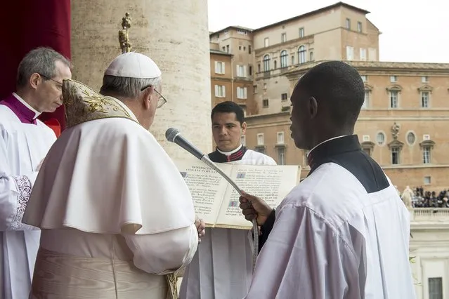 Pope Francis delivers a “Urbi et Orbi” message from the balcony overlooking St. Peter's Square at the Vatican April 5, 2015. (Photo by Osservatore Romano/Reuters)