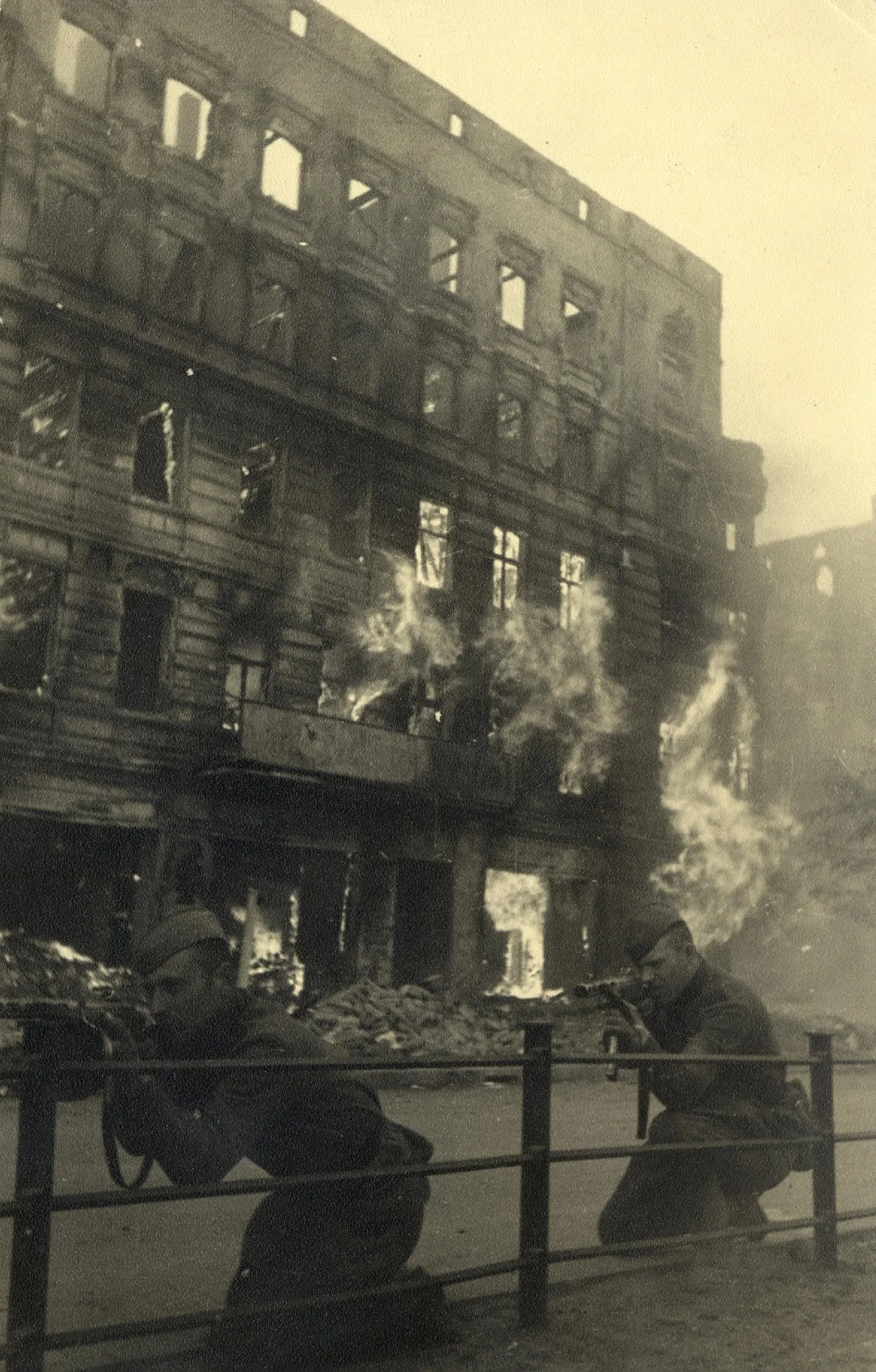 Берлин 5 мая какой год. Горящий Берлин 1945.