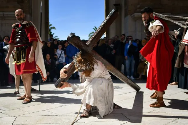 A performer dressed as Jesus Christ (C) and others as a Roman soldiers reenact the Stations of the Cross during an annual Holy Thursday procession in Marsala, on the italian island of Sicily, on April 18, 2019. (Photo by Alberto Pizzoli/AFP Photo)