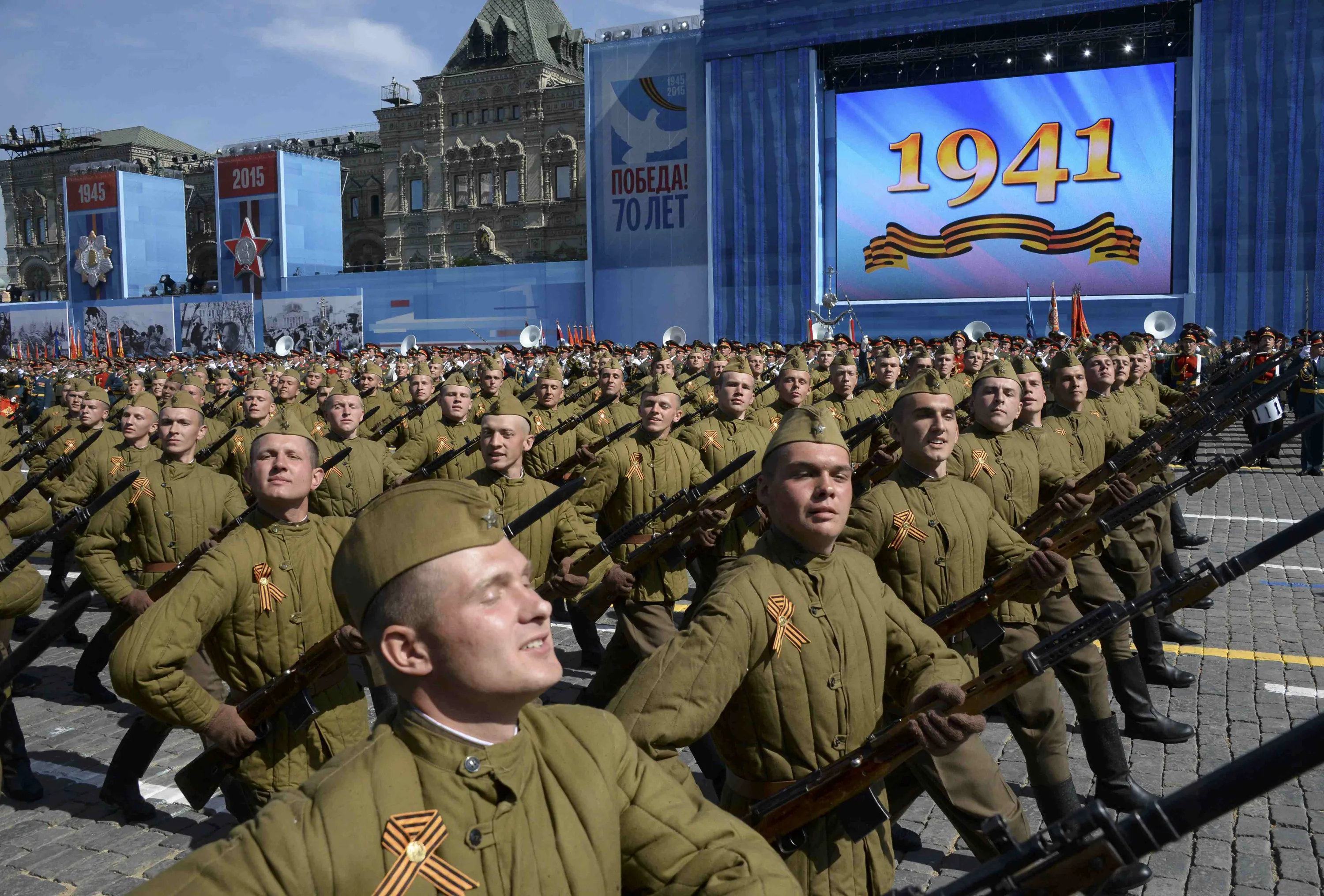 Песни на день победы 9 мая военные. Солдаты на параде. Российский солдат на параде. Парад 9 мая солдаты. Парад Победы 2015.
