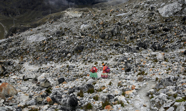 Aymara indigenous women descend after practicing on the glacierat the Huayna Potosi mountain, Bolivia April 6, 2016. (Photo by David Mercado/Reuters)