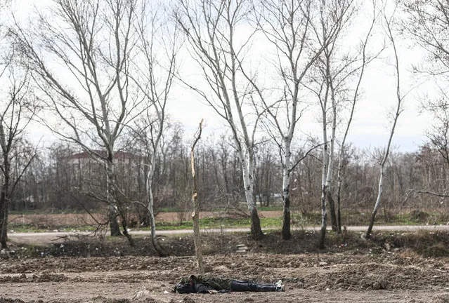 A migrant man sleeps near Tunca River at the city center of Edirne, Turkey, 05 March 2020. Some 10,000 migrants, mostly from Syria, have reached Turkey’s land borders with EU states Greece and Bulgaria with the intention of crossing into the European Union. Greek security forces have used tear gas to stop them crossing, according to media reports. (Photo by Sedat Suna/EPA/EFE)
