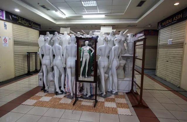 Mannequins are pictured in the middle of a corridor at a closed shopping mall amid the spread of coronavirus disease (COVID-19) in Jakarta, Indonesia on March 31, 2020. (Photo by Fransiska Nangoy/Reuters)