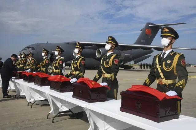 Chinese soldiers carry caskets containing the remains of Chinese soldiers who were killed in the 1950-53 Korean War, during the handing over ceremony at the Incheon International Airport in Incheon, South Korea Friday, September 16, 2022. (Photo by Song Kyung-Seok/Pool Photo via AP Photo)