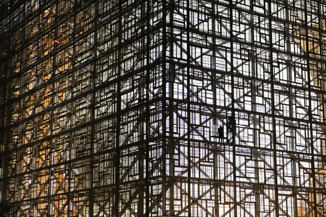 Men work before sunrise at the cleaning some of the 3,750 windows of the Europa building, the seat of the Council of the European Union and the European Council, in Brussels, Belgium, 05 december 2017. (Photo by Olivier Hoslet/EPA/EFE)