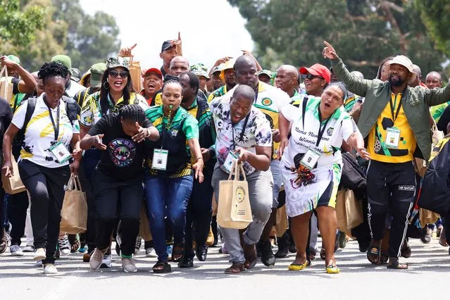 Delegates sing and chant slogans as they arrive for the 55th National Conference of the ruling African National Congress (ANC) at the Nasrec Expo Centre in Johannesburg, South Africa on December 16, 2022. (Photo by Siphiwe Sibeko/Reuters)