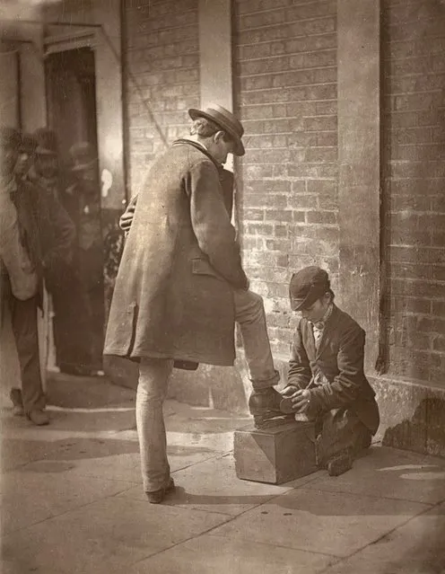 Shoe Shining. (Photo by John Thomson/LSE Digital Library)