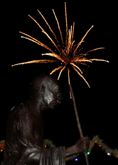 Fireworks explode over a statue of Mahatma Gandhi during the Diwali lights switch on in Leicester, Britain October 16, 2016. (Photo by Darren Staples/Reuters)