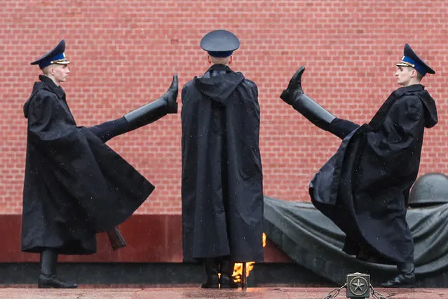 A changing of the honor guard ceremony by the Tomb of the Unknown Soldier in Alexander Garden by the Kremlin Wall in Moscow, Russia on May 29, 2020. (Photo by Vladimir Gerdo/TASS)