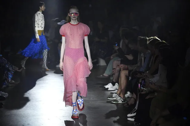 A model presents a creation from the Spring/Summer 2019 men's and women's Collection by designers Humberto Leon and Carol Lim for Kenzo during the Paris Fashion Week, in Paris, France, 24 June 2018. (Photo by Julien De Rosa/EPA/EFE)