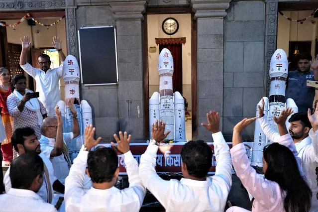 Priests and civilians perform a Hindu ritual to pray for the successful launch of the Chandrayaan 3 lunar exploration mission by the Indian Space Research Organisation (ISRO) at a temple in Mumbai, India on July 14, 2023. (Photo by Francis Mascarenhas/Reuters)