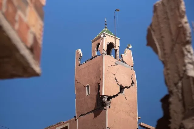 A cracked mosque minaret stands after an earthquake in Moulay Brahim village, near Marrakech, Morocco, Saturday, September 9, 2023. (Photo by Mosa'ab Elshamy/AP Photo)