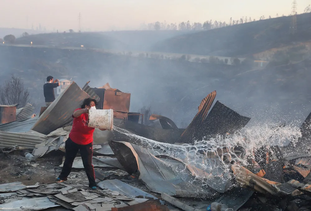 Huge Wildfire Burns Homes in Chile's Valparaiso