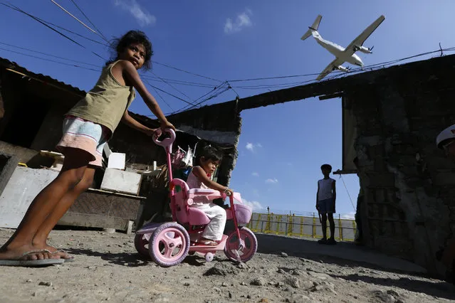 Filipino children play at a shade in Manila, Philippines, April 9, 2015. The Philippine Atmospheric Geophysical and Astronomical Services Administration (PAG-ASA) warned residents to protect themselves from possible heat stroke as  temperatures have been getting hot this April. (Photo by Francis R. Malasig/EPA)