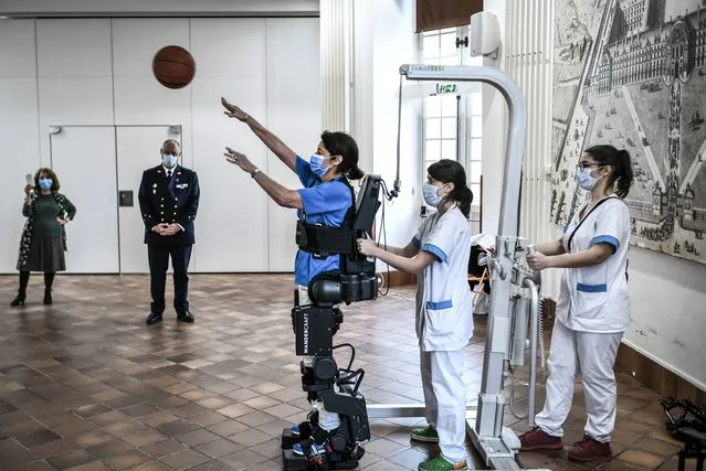 A doctor experiences an exoskeleton during a demonstration at the Invalides hospital in Paris, on November 9, 2022. (Photo by Stephane de Sakutin/AFP Photo)