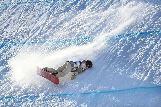 Jessika Jensen of the USA takes a fall during the ladies' snowboarding slopestyle qualifications at the Rosa Khutor Extreme Park at the Winter Olympics in Sochi, Russia, on February 6, 2014. (Photo by Chuck Myers/MCT)