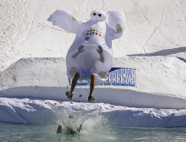 A man performs during the Red Bull Jump and Freeze contest at ski resort Shimbulak outside Almaty, Kazakhstan, March 22, 2016. (Photo by Shamil Zhumatov/Reuters)