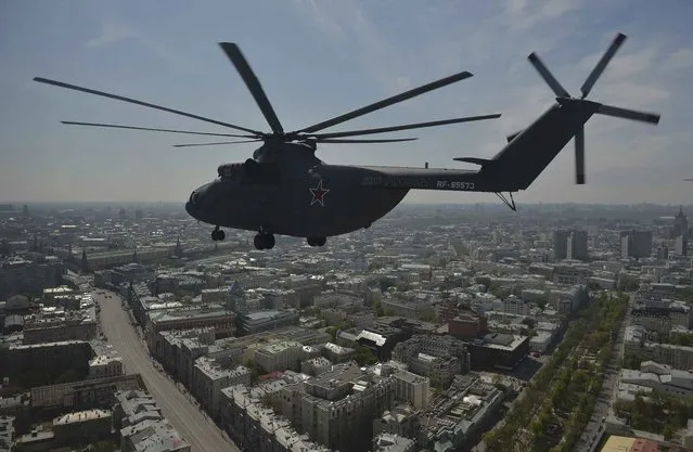 Russian Mil Mi-26 Halo helicopter flies over the Red Square during the Victory Day parade in Moscow, Russia, May 9, 2015. (Photo by Reuters/Host Photo Agency/RIA Novosti)