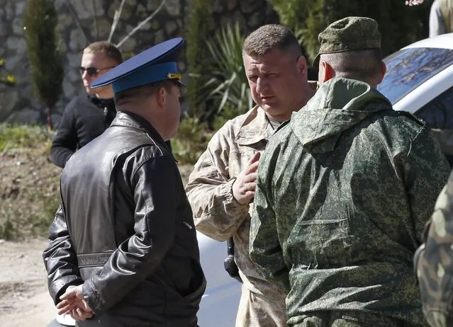 A Russian military officer (back) talks to Ukrainian Colonel Yuli Mamchur (L), demanding Ukrainian servicemen to leave a military base in the Crimean town of Belbek near Sevastopol March 22, 2014. (Photo by Vasily Fedosenko/Reuters)