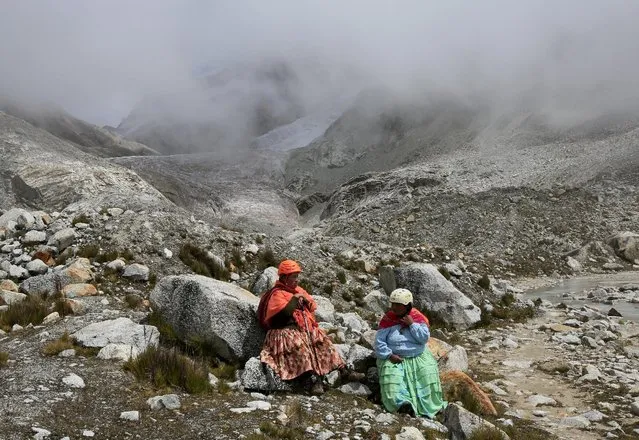 Aymara indigenous women rest at the Huayna Potosi mountain, Bolivia April 6, 2016. (Photo by David Mercado/Reuters)