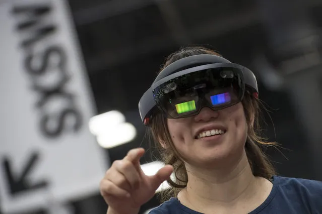 An attendee wears a Microsoft Corp. HoloLens headset at the 2017 South By Southwest (SXSW) Interactive Festival at the Austin Convention Center in Austin, Texas, U.S., on Monday, March 13, 2017. (Photo by David Paul Morris/Bloomberg)