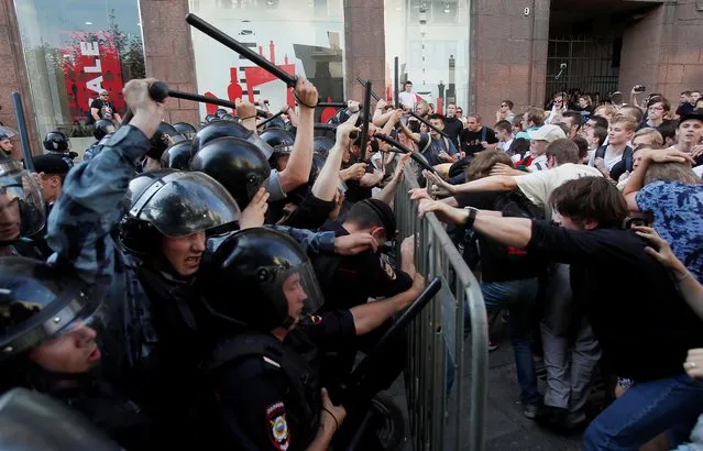 Law enforcement officers clash with protesters during a rally calling for opposition candidates to be registered for elections to Moscow City Duma, the capital's regional parliament, in Moscow, July 27, 2019. (Photo by Maxim Shemetov/Reuters)