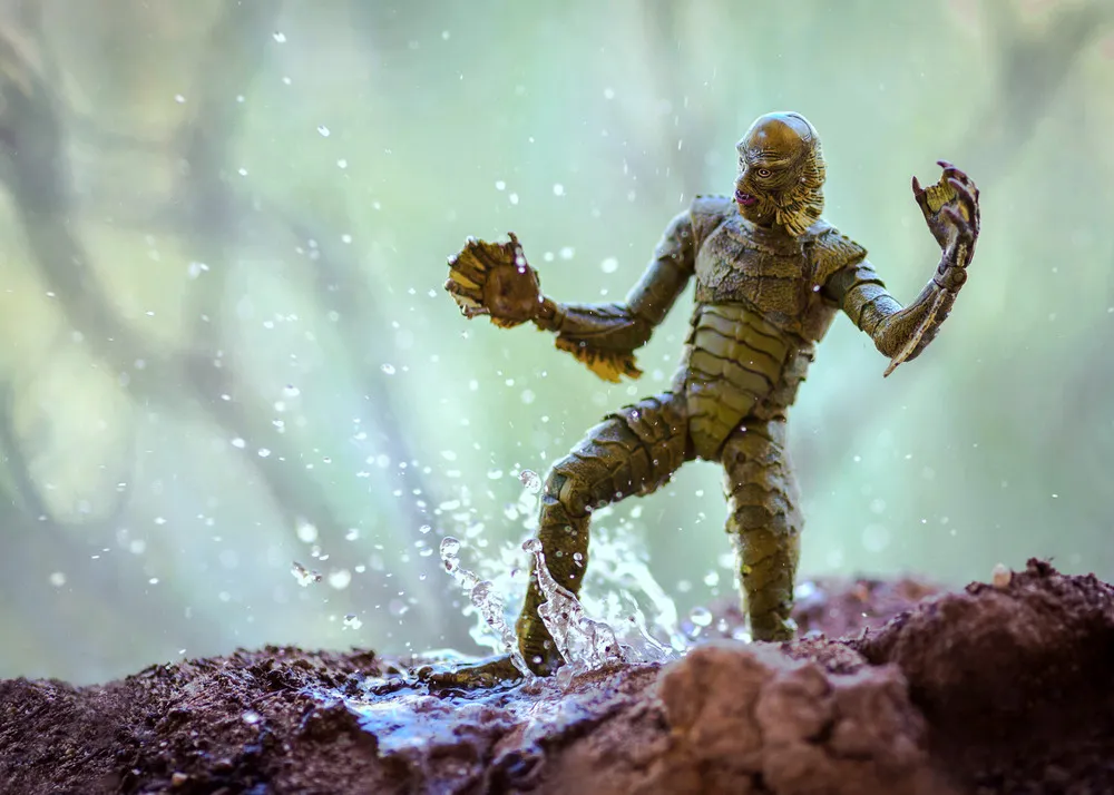 Photographer brings Plastic Toys to Life
