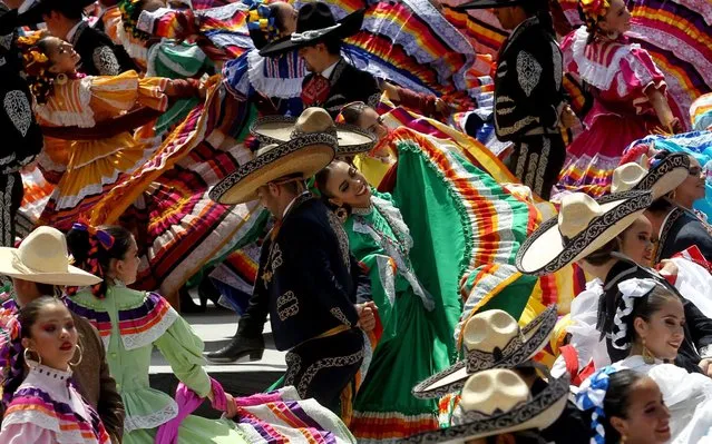 Couples dance to Mariachi traditional music to break the Guinness World Record of largest Mexican folk dance in Guadalajara, Jalisco state, Mexico, on August 24, 2019. 882 people danced to Mariachi music at the start of the 26th Mariachi International Festival. (Photo by Ulises Ruiz/AFP Photo)