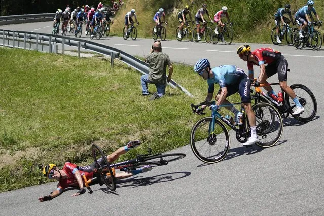 Spain's Peio Bilbao crashes in a corner during the fourteenth stage of the Tour de France cycling race over 183.7 kilometers (114.1 miles) with start in Carcassonne and finish in Quillan, France, Saturday, July 10, 2021. (Photo by Christophe Ena/AP Photo)