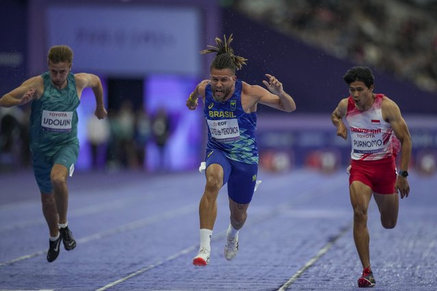 Brazil's Ricardo Gomes de Mendonca leads the men's 100m T37 race at the 2024 Paralympics, Friday, August 30, 2024, in Paris, France. (Photo by Emilio Morenatti/AP Photo)