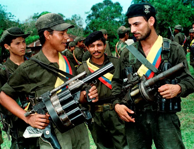 Guerrilla fighters the Revolutionary Armed Forces of Colombia (FARC) pose with their weapons after a patrol in the jungle near the town of Miraflores, Colombia, August 7, 1998. (Photo by Henry Romero/Reuters)