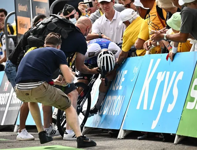 Quick-Step Alpha Vinyl Team's Dutch rider Fabio Jakobsen (C) collapses after crossing the finish line seconds before the cut-off time during the 17th stage of the 109th edition of the Tour de France cycling race, 129,7 km between Saint-Gaudens and Peyragudes, in southwestern France, on July 20, 2022. (Photo by Marco Bertorello/AFP Photo)