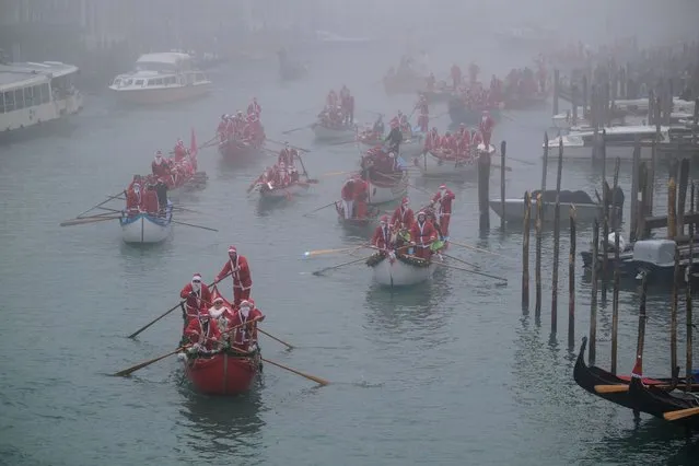 People dressed as Santa Claus row during a Christmas regatta in Venice, Italy, December 19, 2021. (Photo by Manuel Silvestri/Reuters)