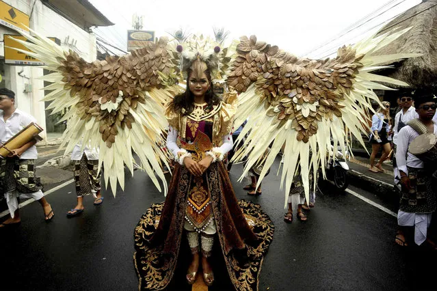 A woman in a costume takes part in an Independence Day celebration parade in Ubud, Bali, Indonesia on Wednesday, August 17, 2022. Indonesia is celebrating its 77th anniversary of independence from the Dutch colonial rule. (Photo by Firdia Lisnawati/AP Photo)
