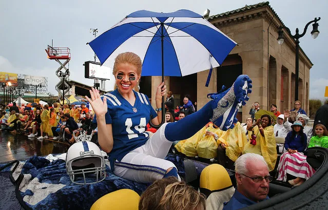 Miss Indiana Audra Casterline passes Boardwalk Hall. Saturday, September 13 2014, Miss America Parade, Atlantic City Boardwalk. (Photo by Ben Fogletto/AP Photo/The Press of Atlantic City)