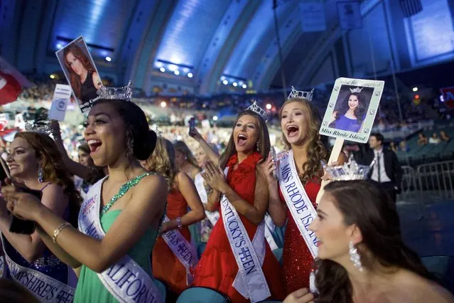Beauty pageant winners cheer at the one minute countdown to the broadcast of the 95th Miss America Pageant at Boardwalk Hall in Atlantic City, New Jersey, September 13, 2015.  Miss Georgia Betty Cantrell won the Miss America 2016 title. (Photo by Mark Makela/Reuters)